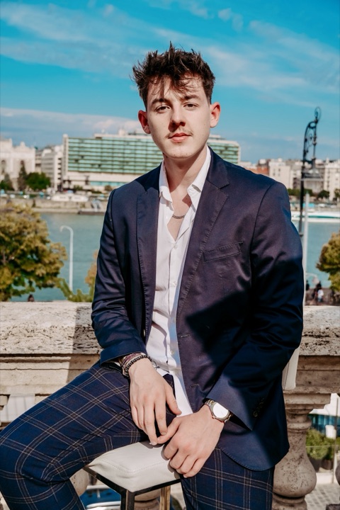 Ádám Zsolt, ingatlanközvetítő